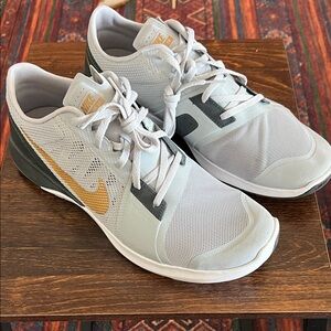 Nike Men's White and Gold Athletic Shoes